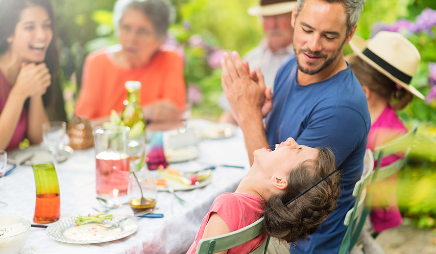 Una familia multigeneracional feliz disfrutando de una comida.