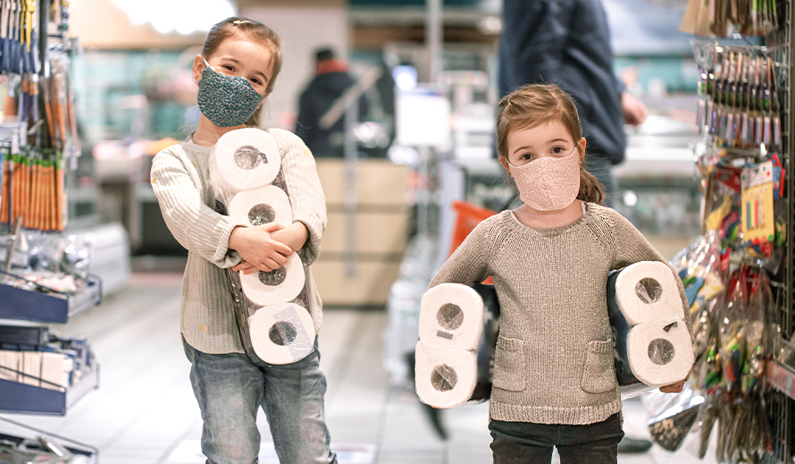  Dos hermanas recogen papel higiénico de la tienda durante la pandemia de coronavirus.