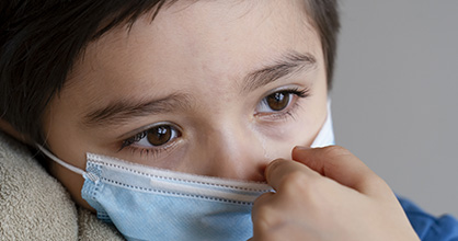  Un niño hispano se ve abatido durante la pandemia de coronavirus.